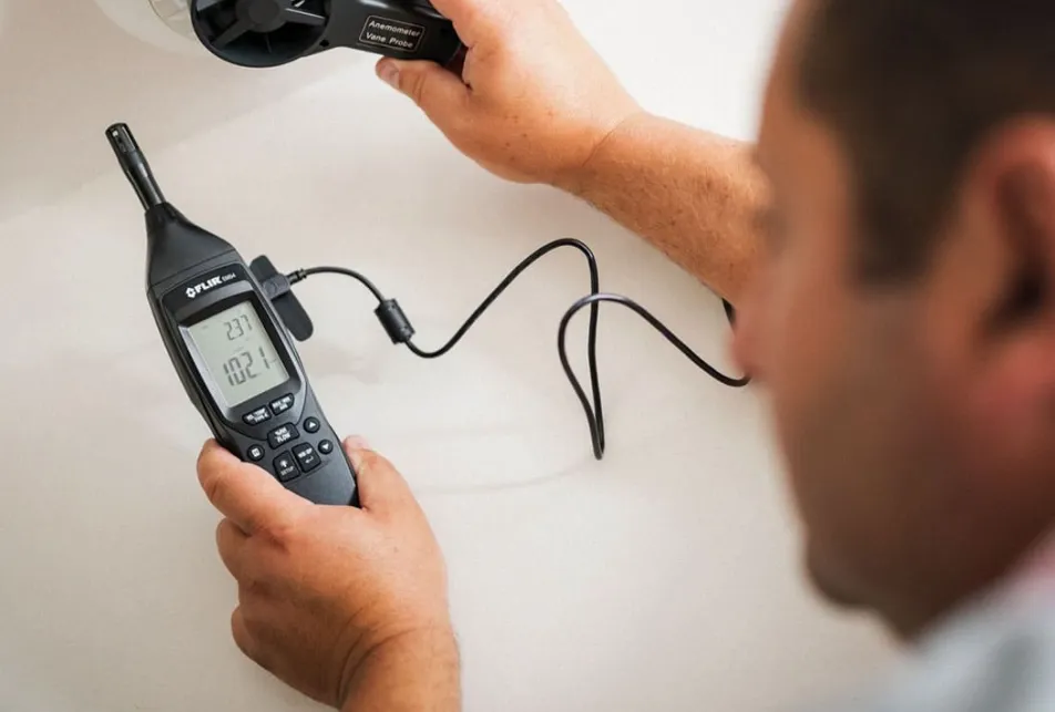 Contrôle de l'aération, de la ventilation et de l'étanchéité thermique avec anémomètre et caméra infrarouge
